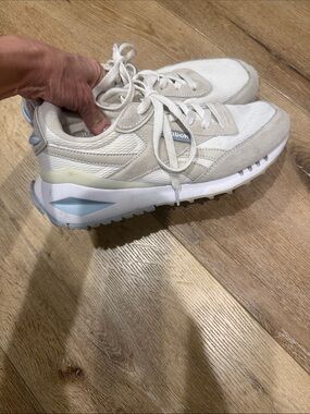 EUC Reebok Off-White & Light Gray Low-Top Sneakers